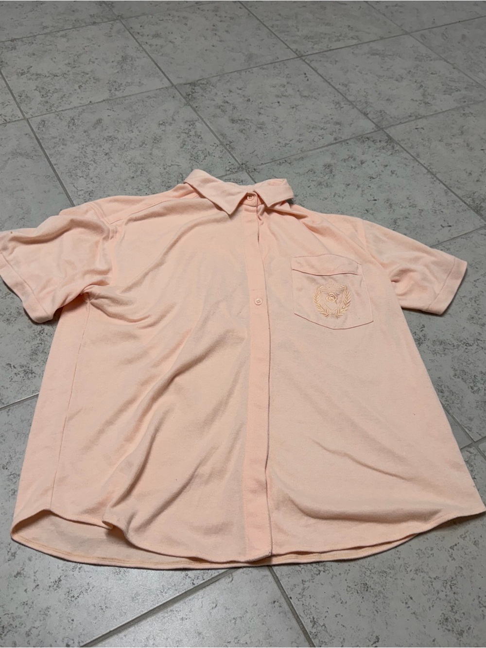 Vintage Women's Medium Peach Short-Sleeve Button-Down Shirt with Chest Pocket